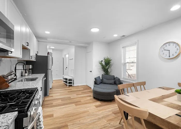 Lawrenceville 2 Spacious And Stylish Two Bedroom With Free Street Parking Apartment Pittsburgh