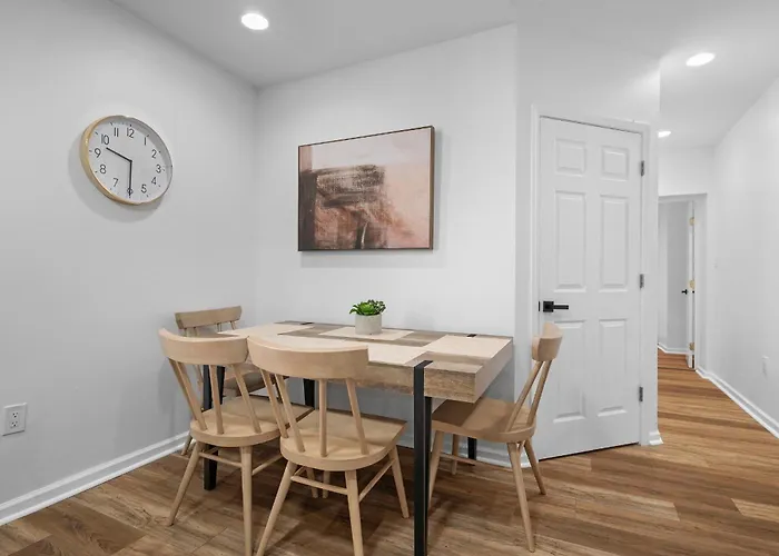 Apartment Lawrenceville 2 Spacious And Stylish Two Bedroom With Free Street Parking Pittsburgh