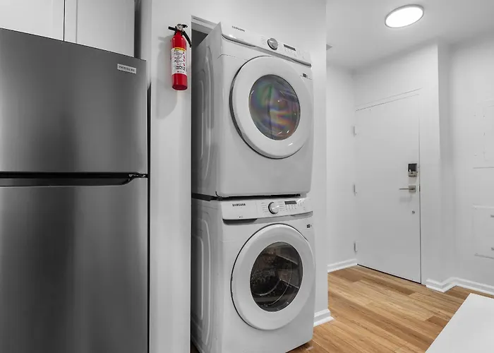 Lawrenceville 2 Spacious And Stylish Two Bedroom With Free Street Parking *