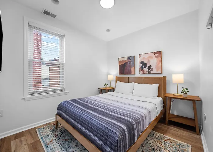 Lawrenceville 2 Spacious And Stylish Two Bedroom With Free Street Parking *