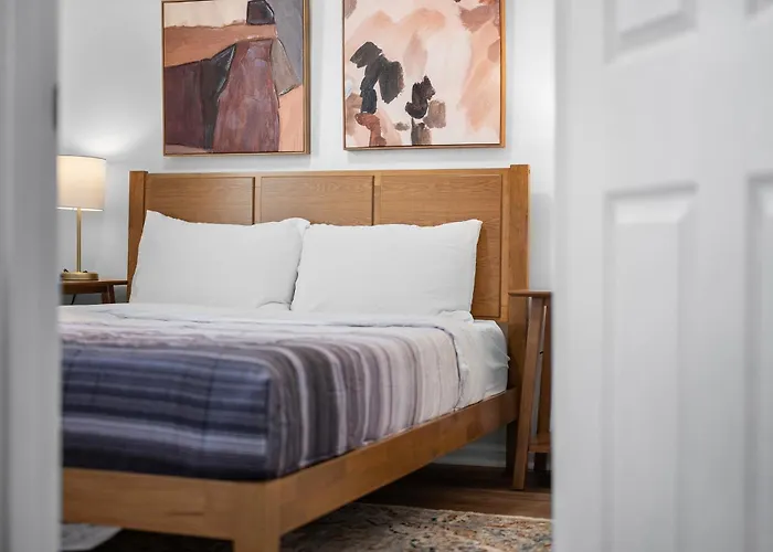Lawrenceville 2 Spacious And Stylish Two Bedroom With Free Street Parking Apartment