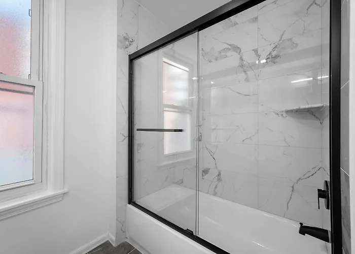 Apartment Lawrenceville 2 Spacious And Stylish Two Bedroom With Free Street Parking *