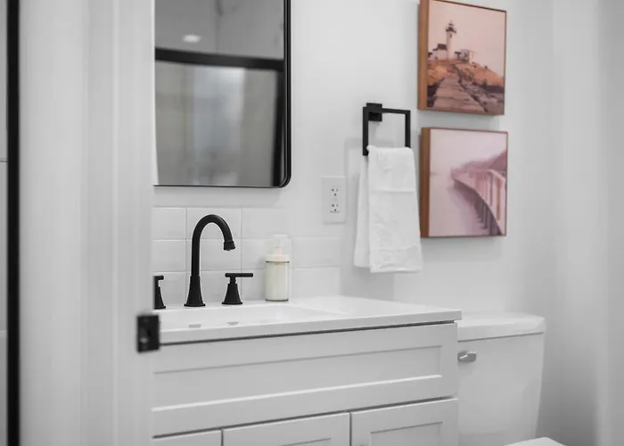 Lawrenceville 2 Spacious And Stylish Two Bedroom With Free Street Parking *