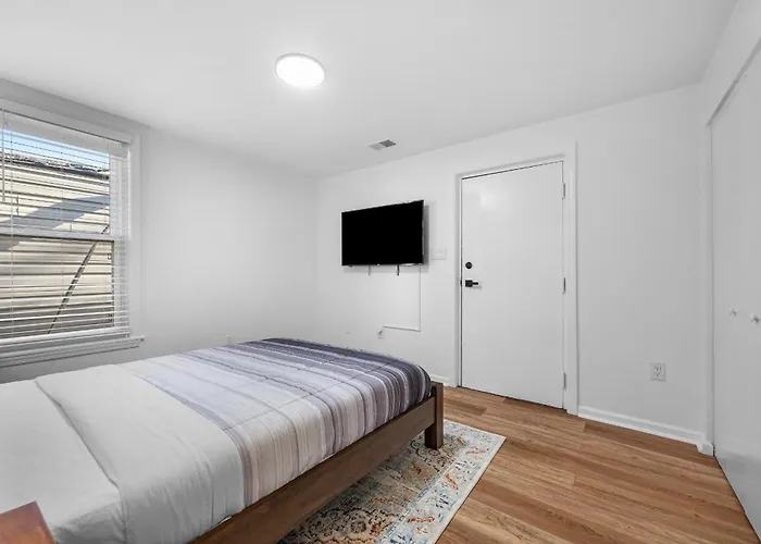 Lawrenceville 2 Spacious And Stylish Two Bedroom With Free Street Parking Pittsburgh